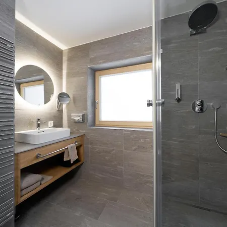 Grischuna מלון דירות זאמנאון