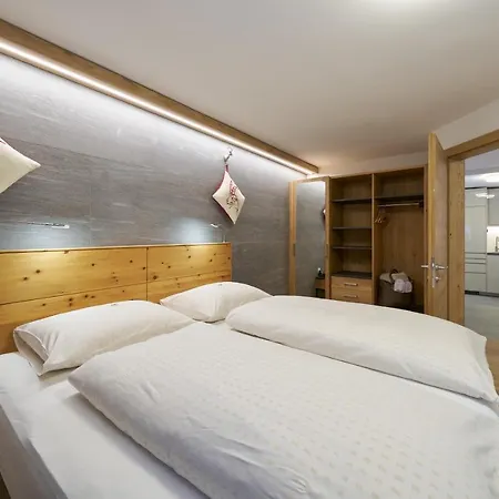 מלון דירות Grischuna 4*