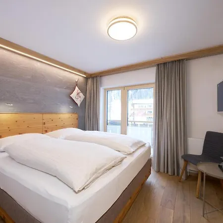 Grischuna מלון דירות 4*